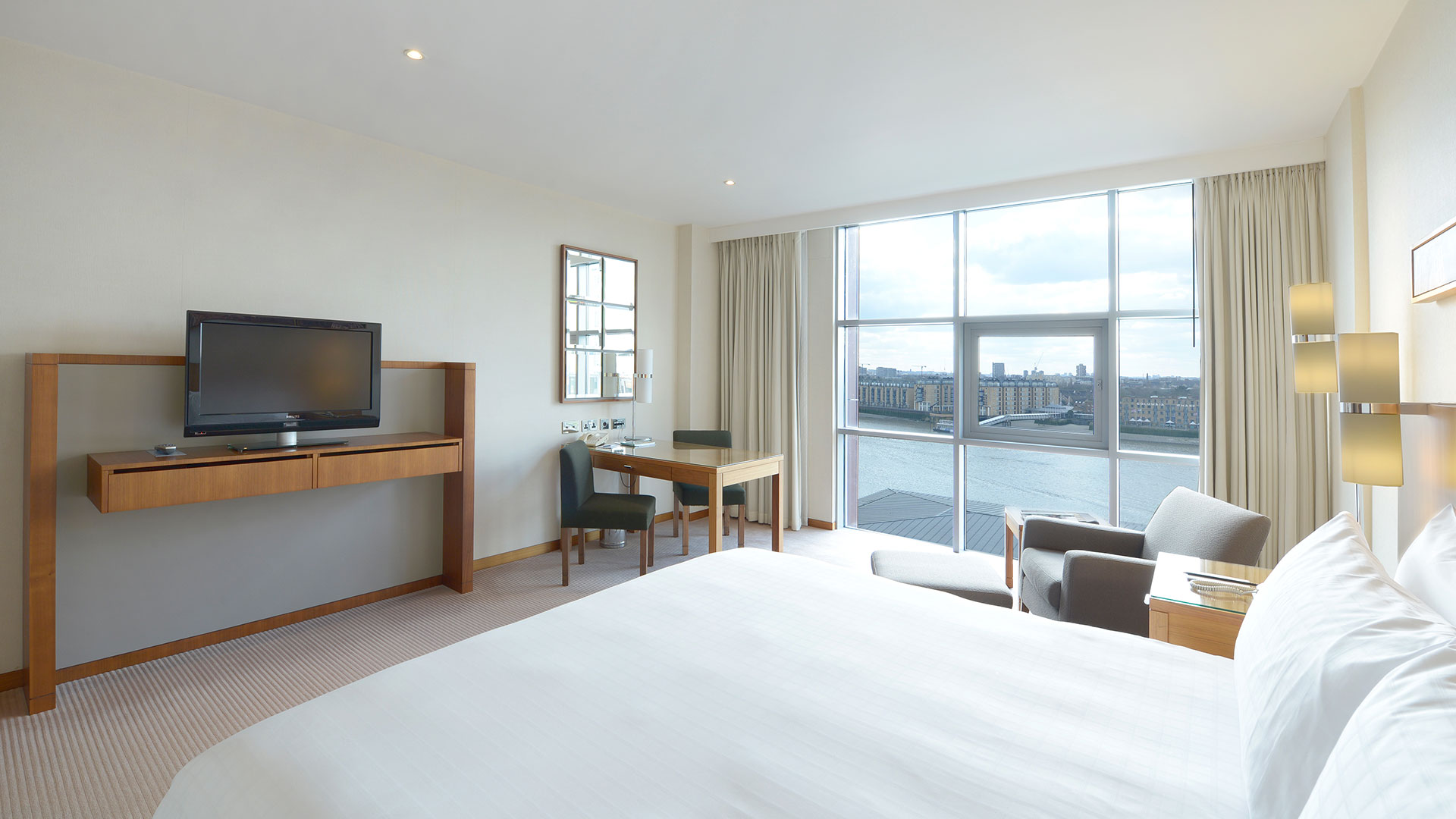 Canary Riverside Plaza Hotel